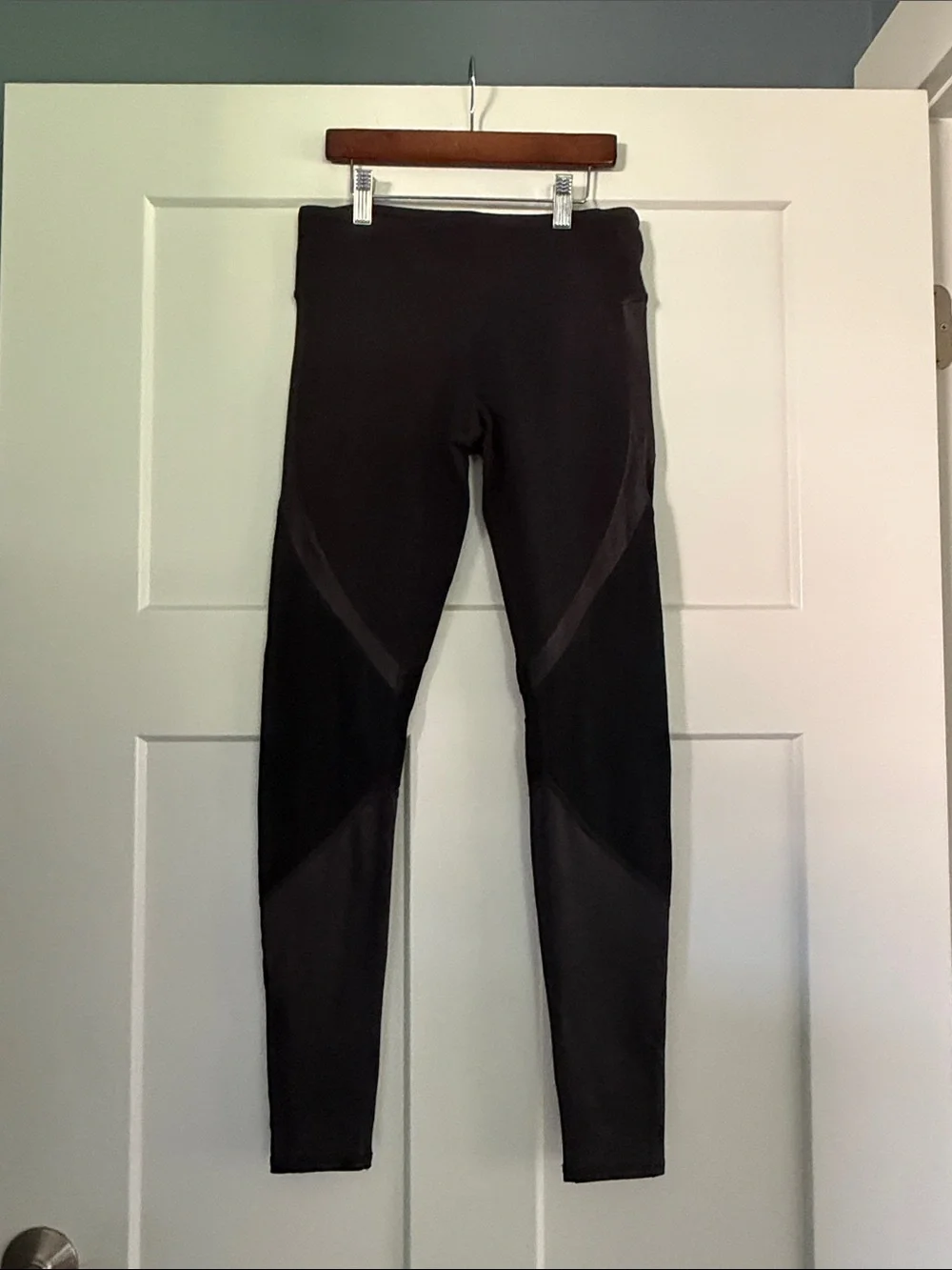 ALO Yoga Vitality Mesh Lace Cut-Out leggings